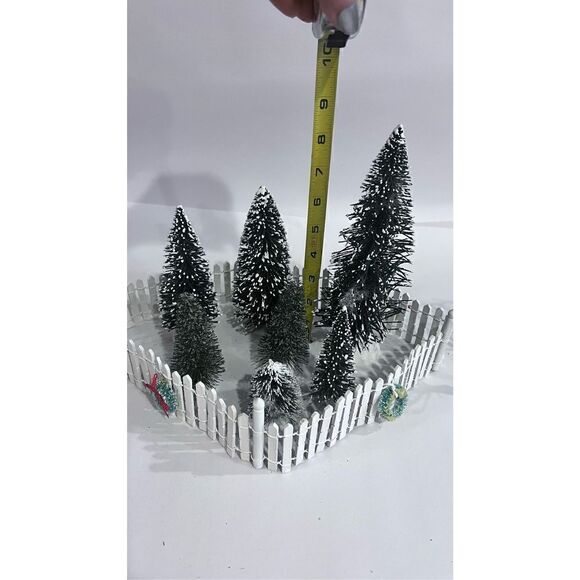 LEMAX CHRISTMAS VILLAGE CHRISTMAS TREES LOT OF 8 WITH FENCE HOLIDAY TIME - Picture 5 of 8